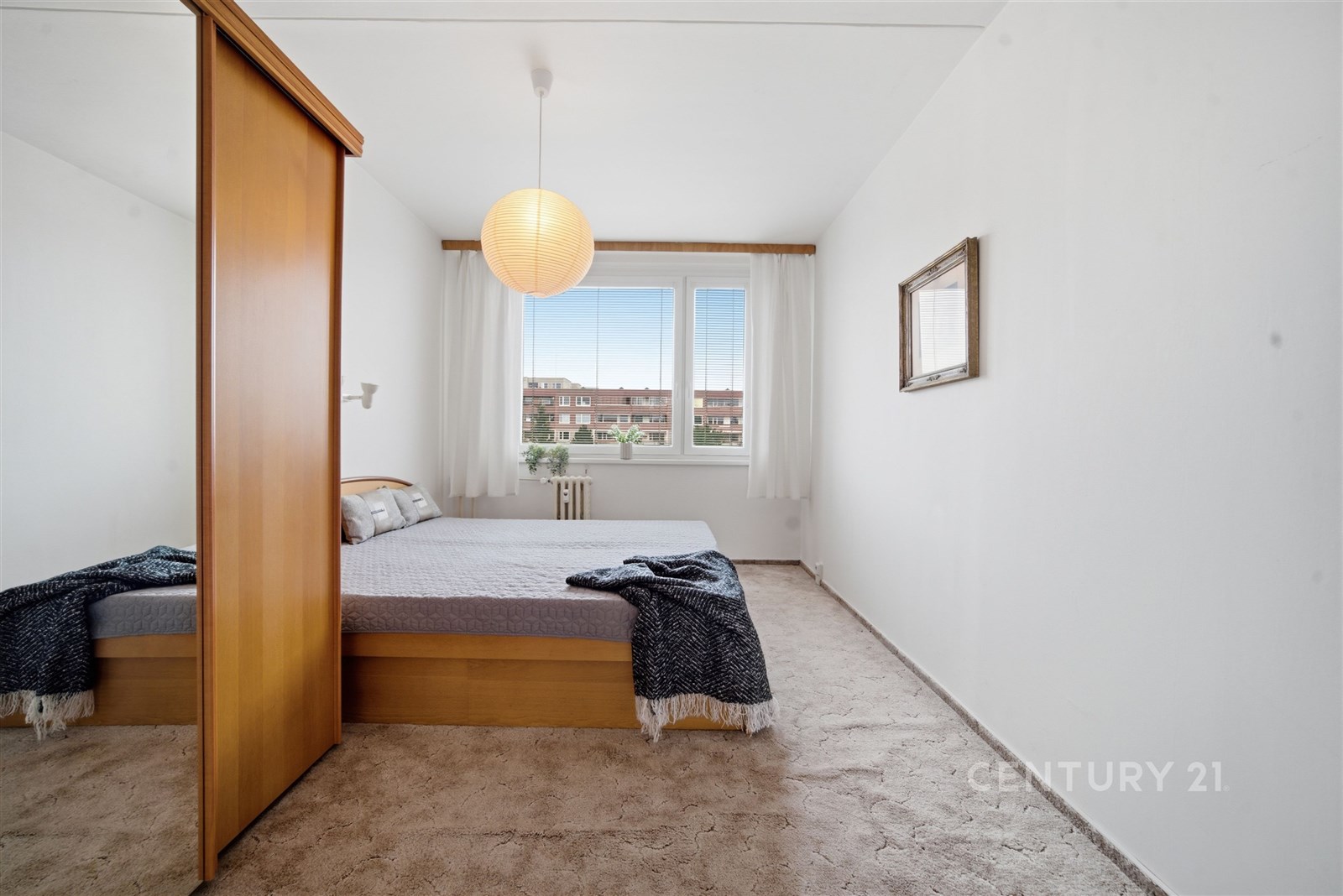 Prostorná ložnice s kobercem, vestavěnou skříní a 