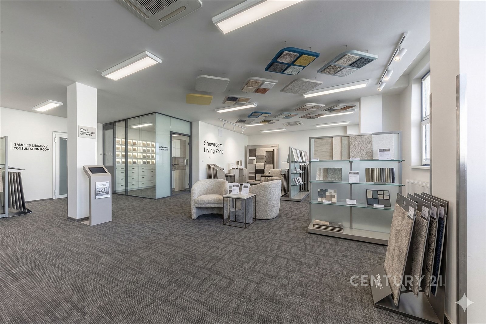 Pracovní showroom s moderním kobercem, velkým výbě