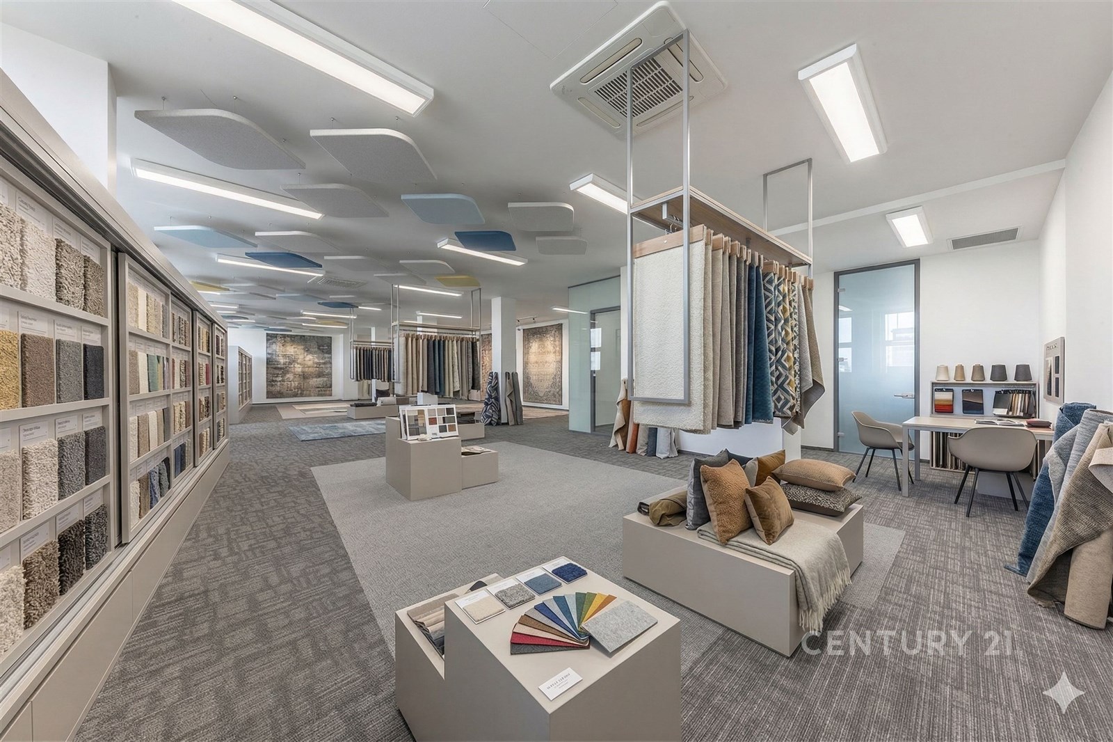 Obchodní prostor s moderním designem, světlé osvětlení a kobercové vzory. Vhodné pro showroom s optimálním využitím prostoru.