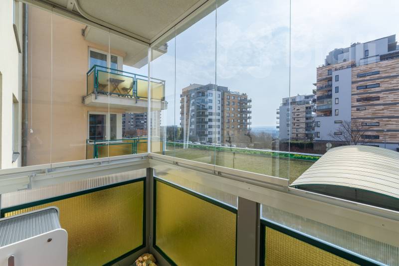 Světlá garsonka s balkonem u Hostivařského lesopar