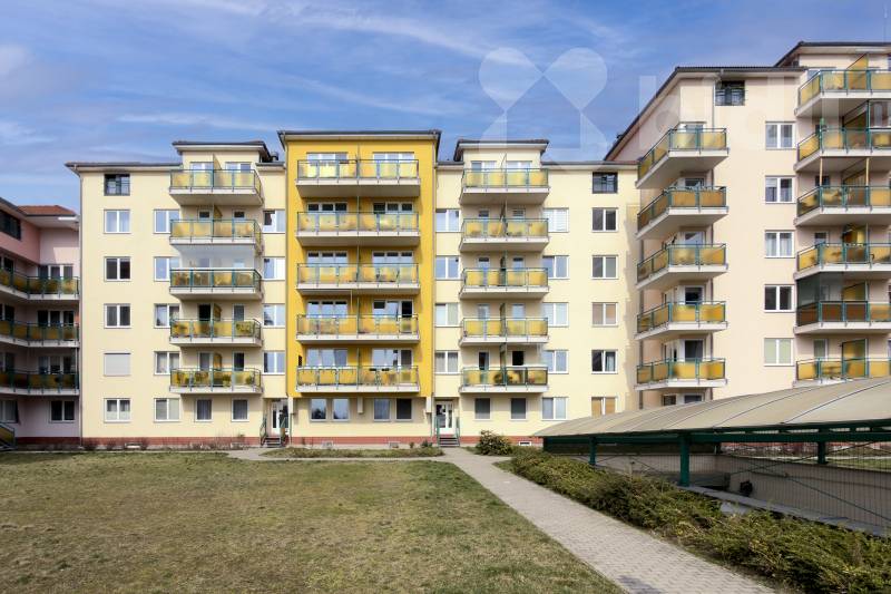 Světlá garsonka s balkonem u Hostivařského lesopar