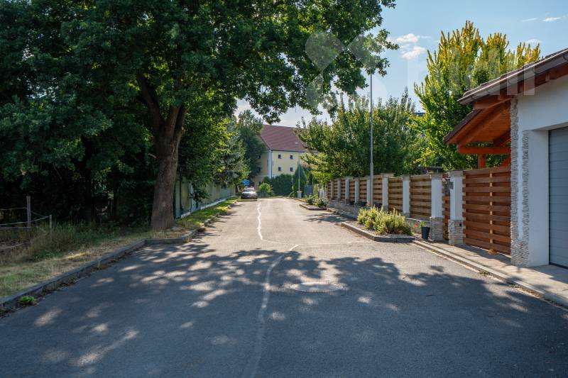 Prodej stavebního pozemku 1.216 m2 s kompletními i