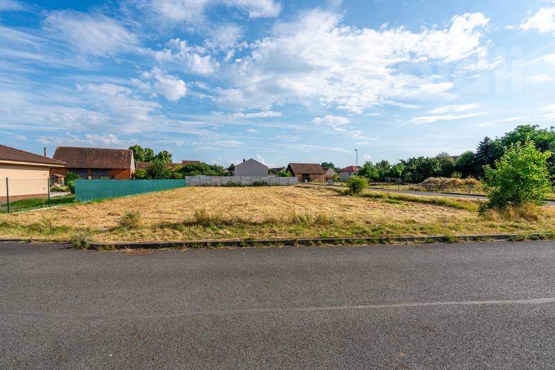 Koupit pozemek 1.216 m2 s kompletními inženýrskými