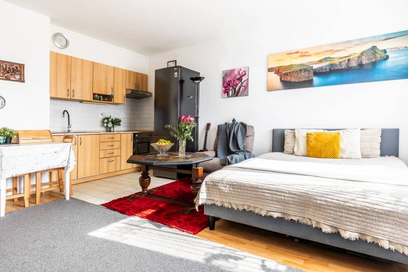 Světlá garsonka s balkonem u Hostivařského lesopar