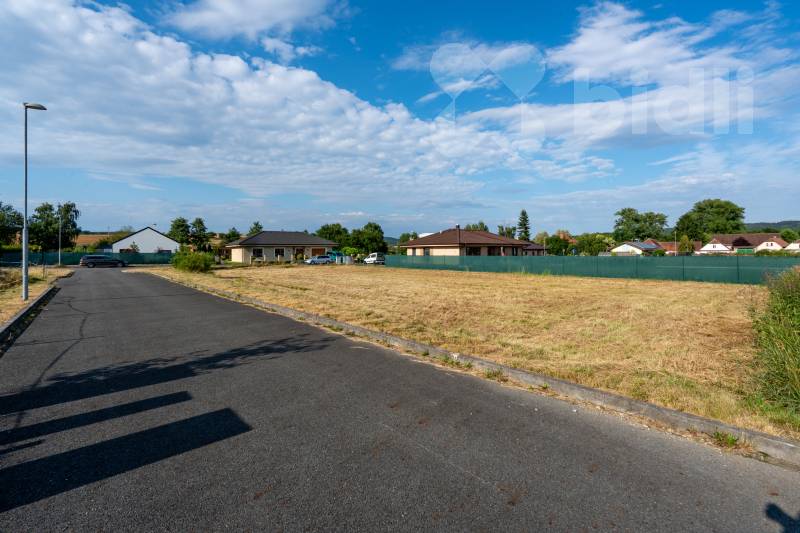 Koupit stavební pozemek 1.216 m2 s kompletními inž