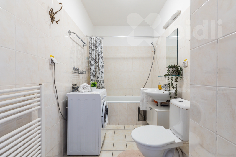 Světlá garsonka s balkonem u Hostivařského lesopar