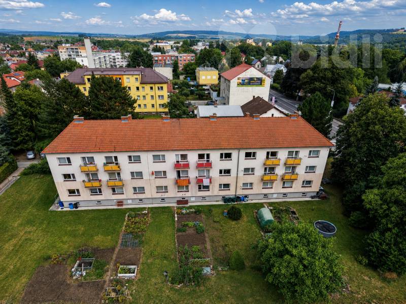 K bytu náleží i malá zahrádka před domem