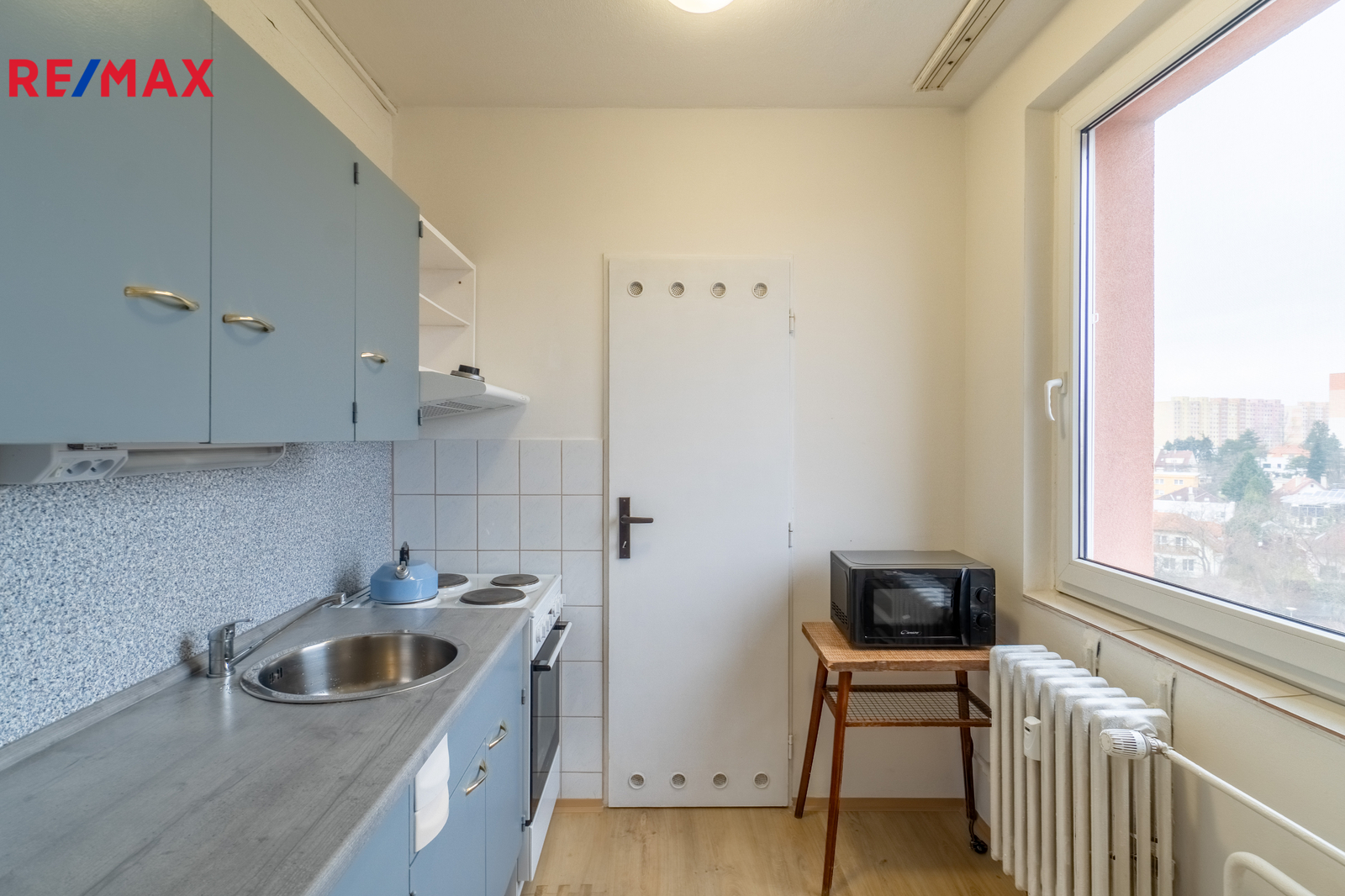 Pohled do kuchyně z obýváku