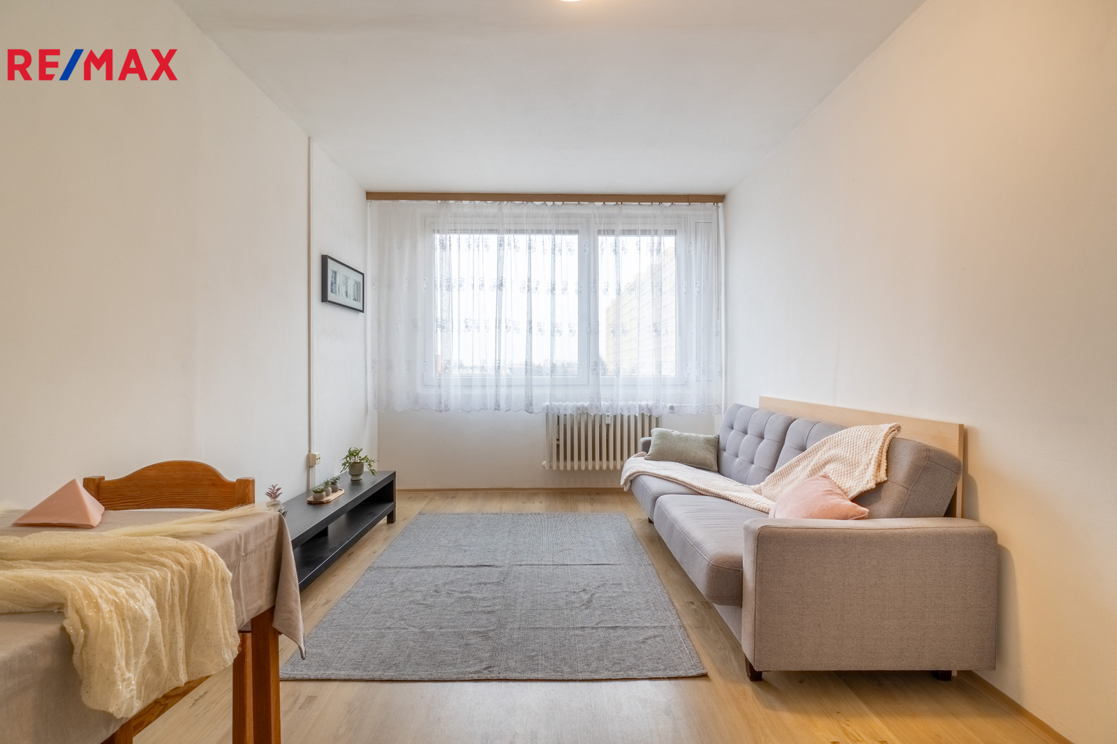 Obývací pokoj z kuchyně