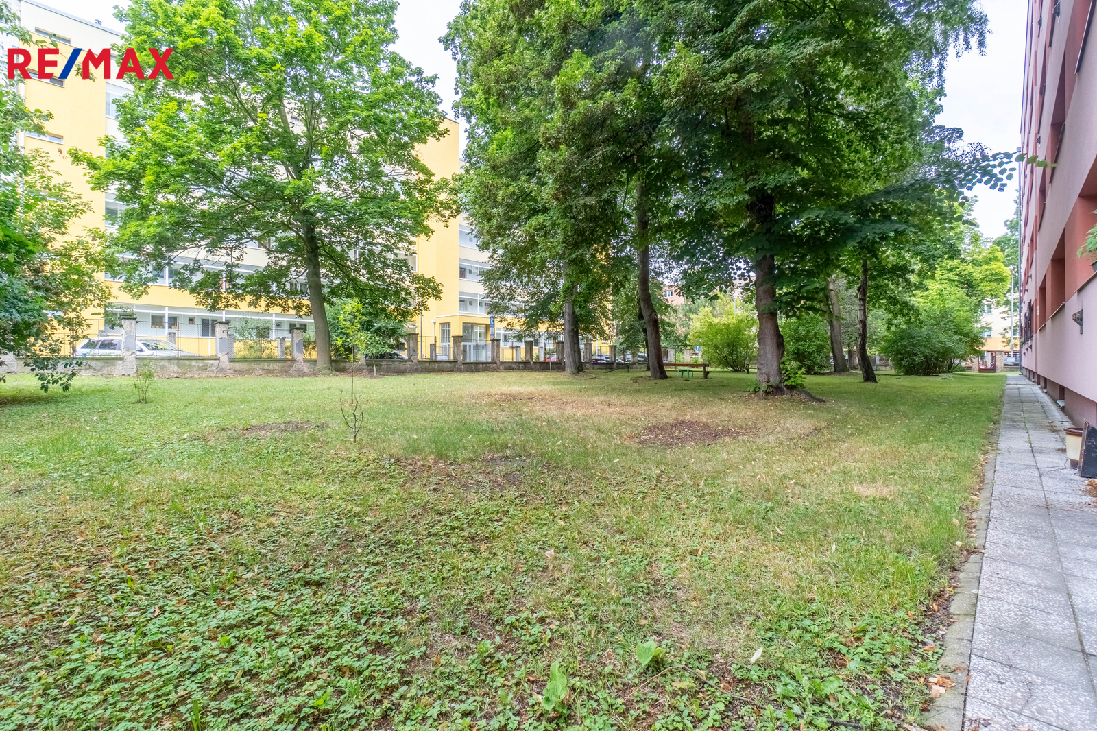 Oplocená zahrada u domu
