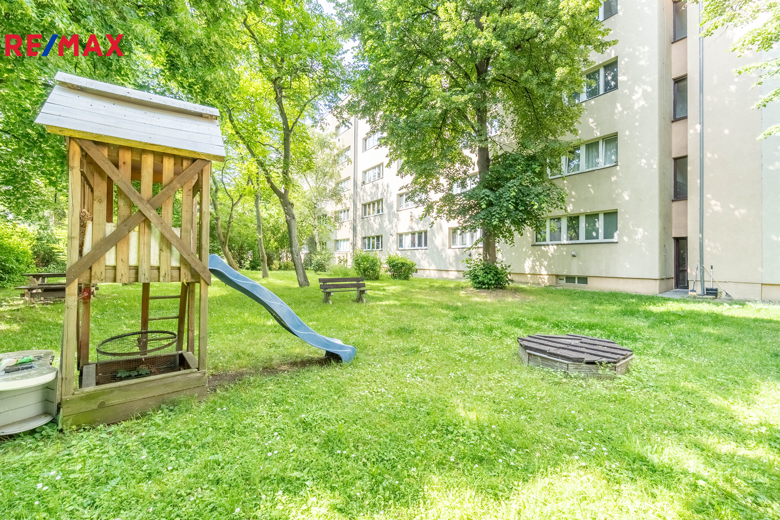 Zahrada s klouzačkou