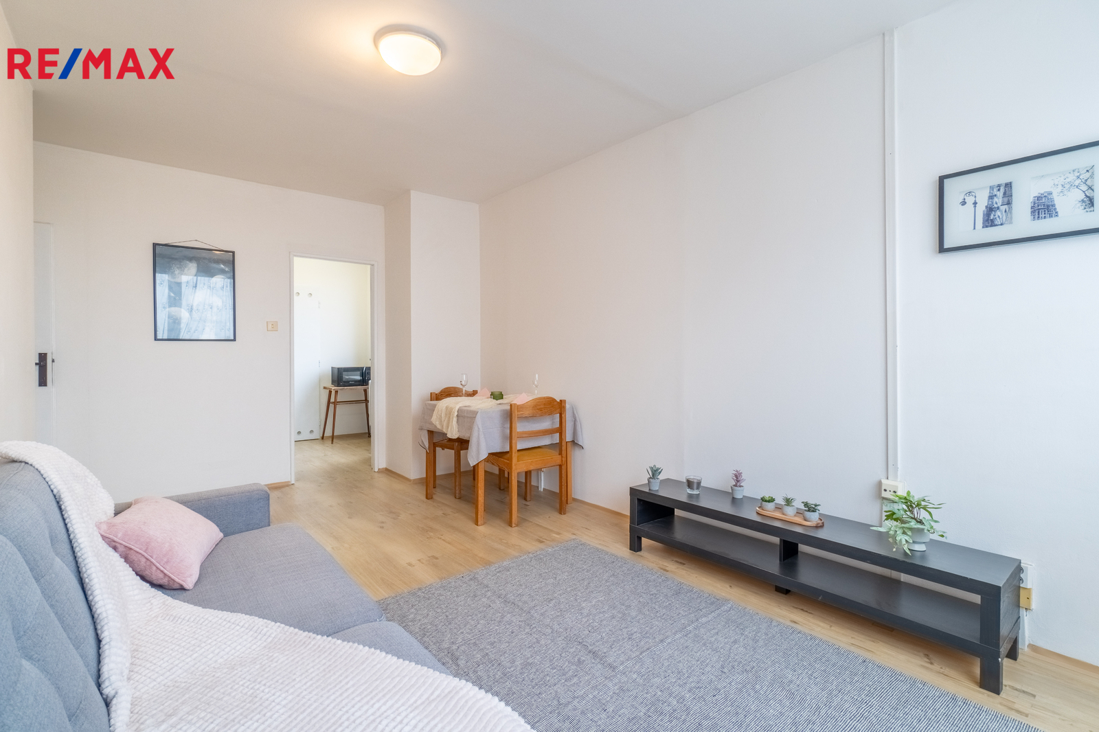 Obývací pokoj od okna