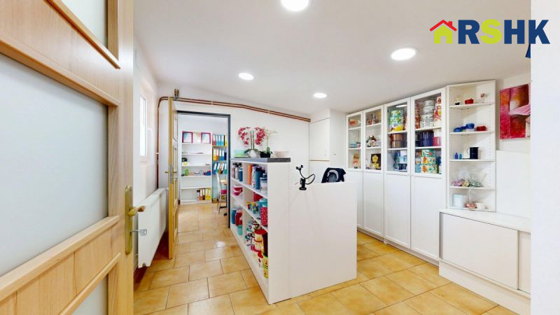 Sklady 385 m&sup2; + kanceláře 70 m&sup2; - areál Tesla, HK