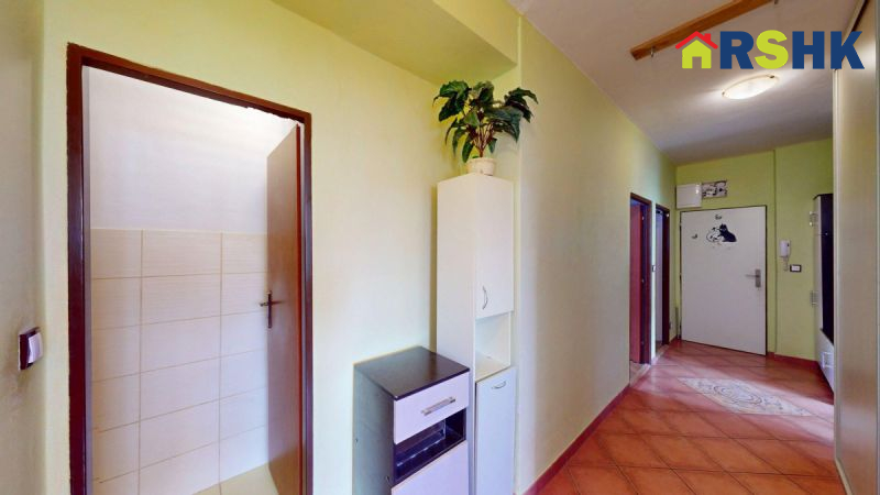 Prostorný byt 4+KK s balkóny a velkým sklepem ve Smiřicích