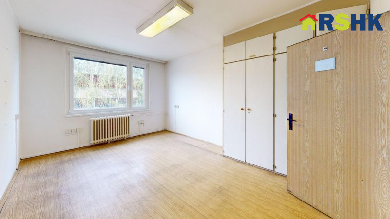 Pronájem samostatné administrativní budovy 583 m&sup2;, 17 kancl.