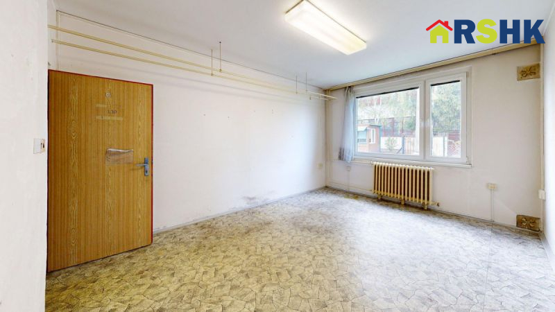 Pronájem samostatné administrativní budovy 583 m&sup2;, 17 kancl.