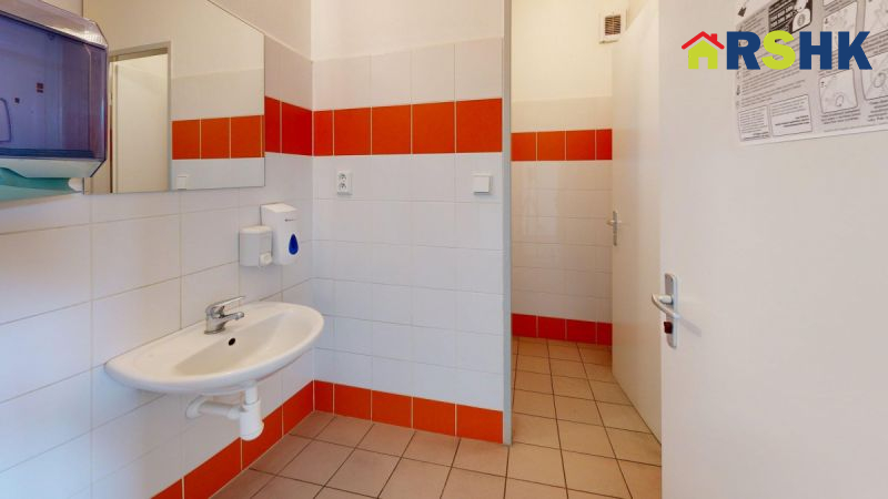 Pronájem samostatné administrativní budovy 583 m&sup2;, 17 kancl.