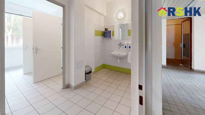 Pronájem samostatné administrativní budovy 583 m&sup2;, 17 kancl.
