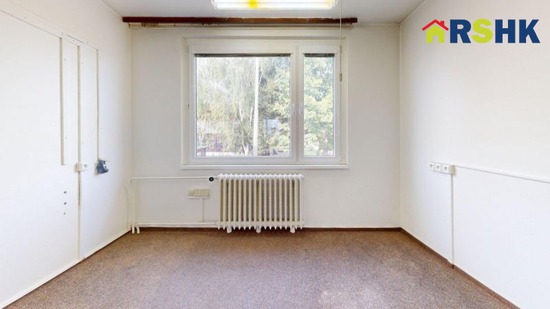 Pronájem samostatné administrativní budovy 583 m&sup2;, 17 kancl.