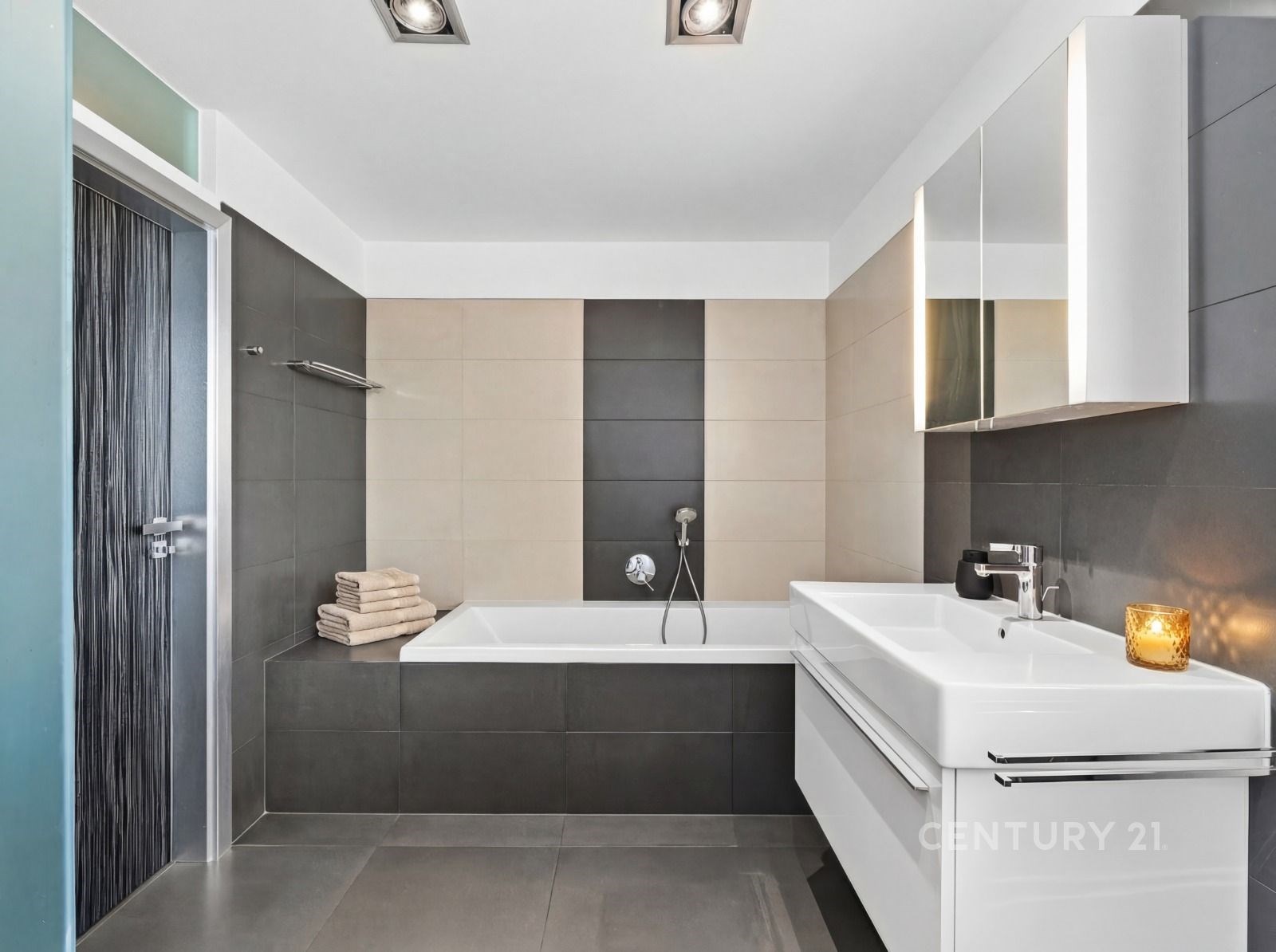 Koupelna s vanou, sprchovým koutem