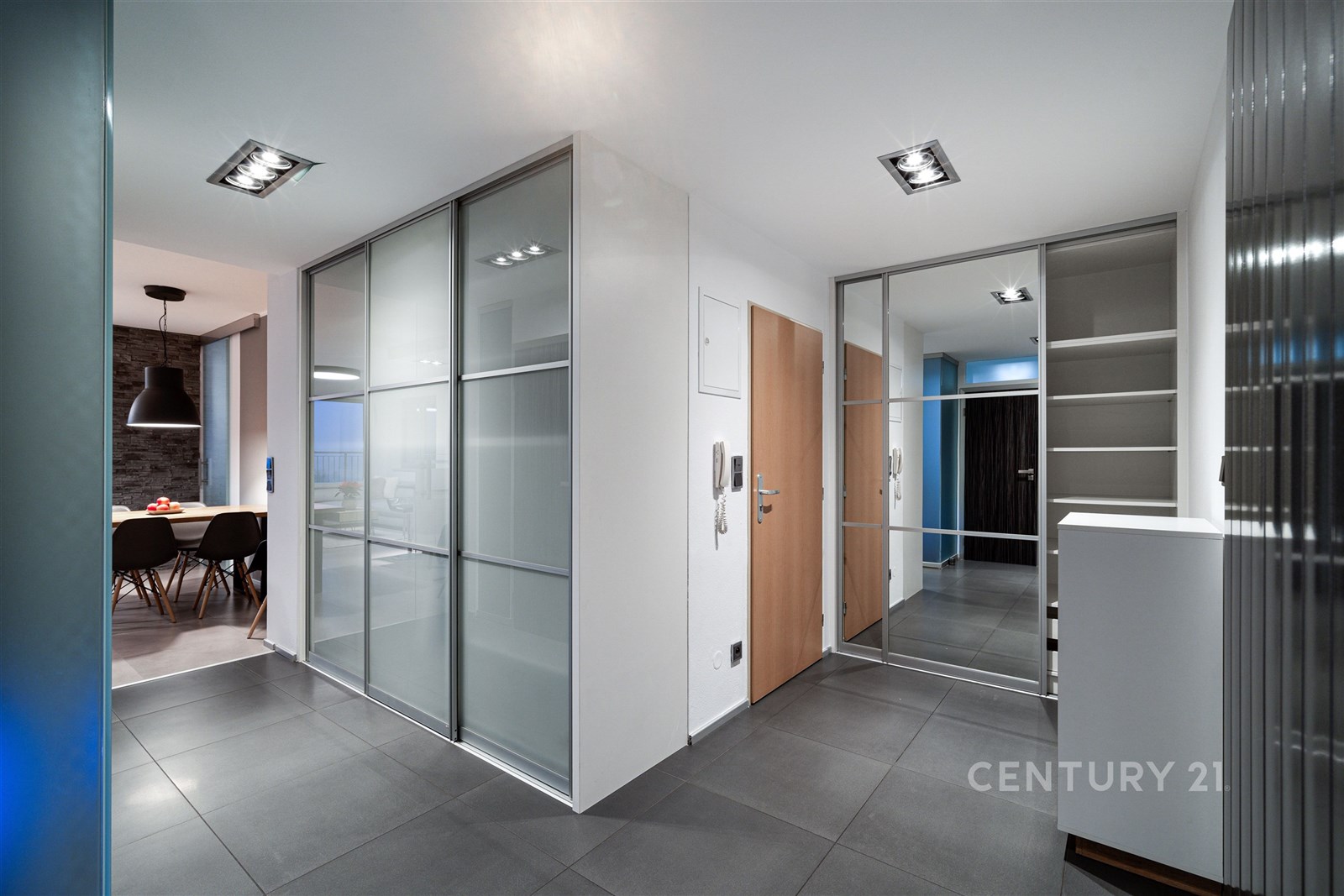 chodba s vestavěnými skříněmi