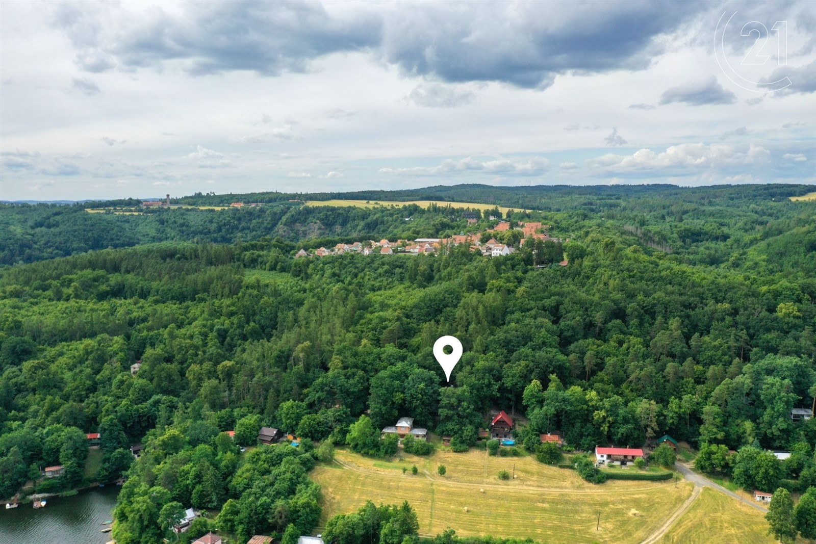pokoj / ložnice s přirozené světlo, kamenná zeď, a
