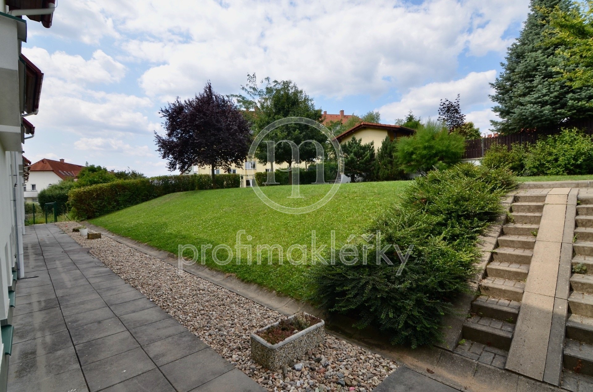 prona-jem-luxusni-ho-a-velice-prostorneho-bytu-3-1