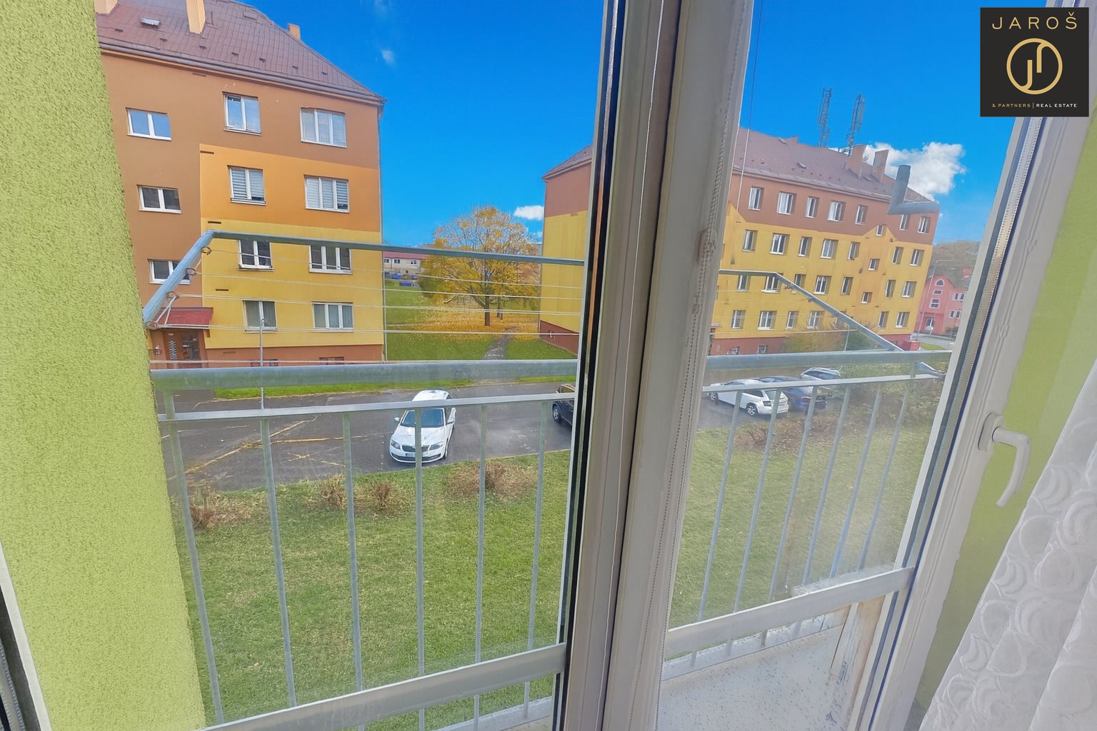 Vy?hled z balkonu na me?stske? budovy