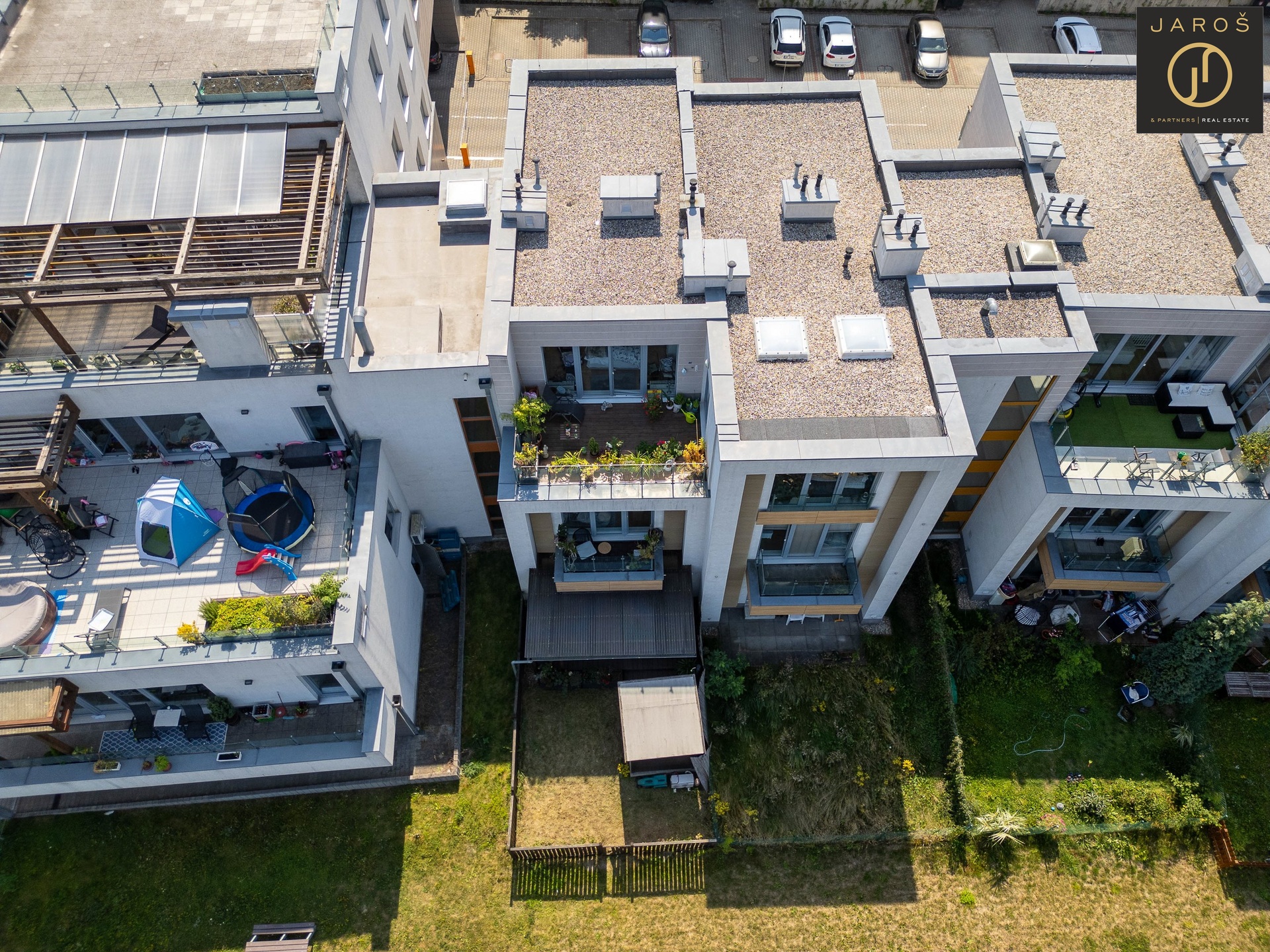 dron terasa s domem