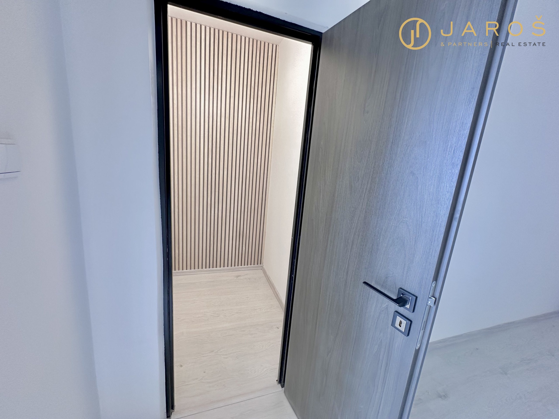 20250807_093655342_iOS