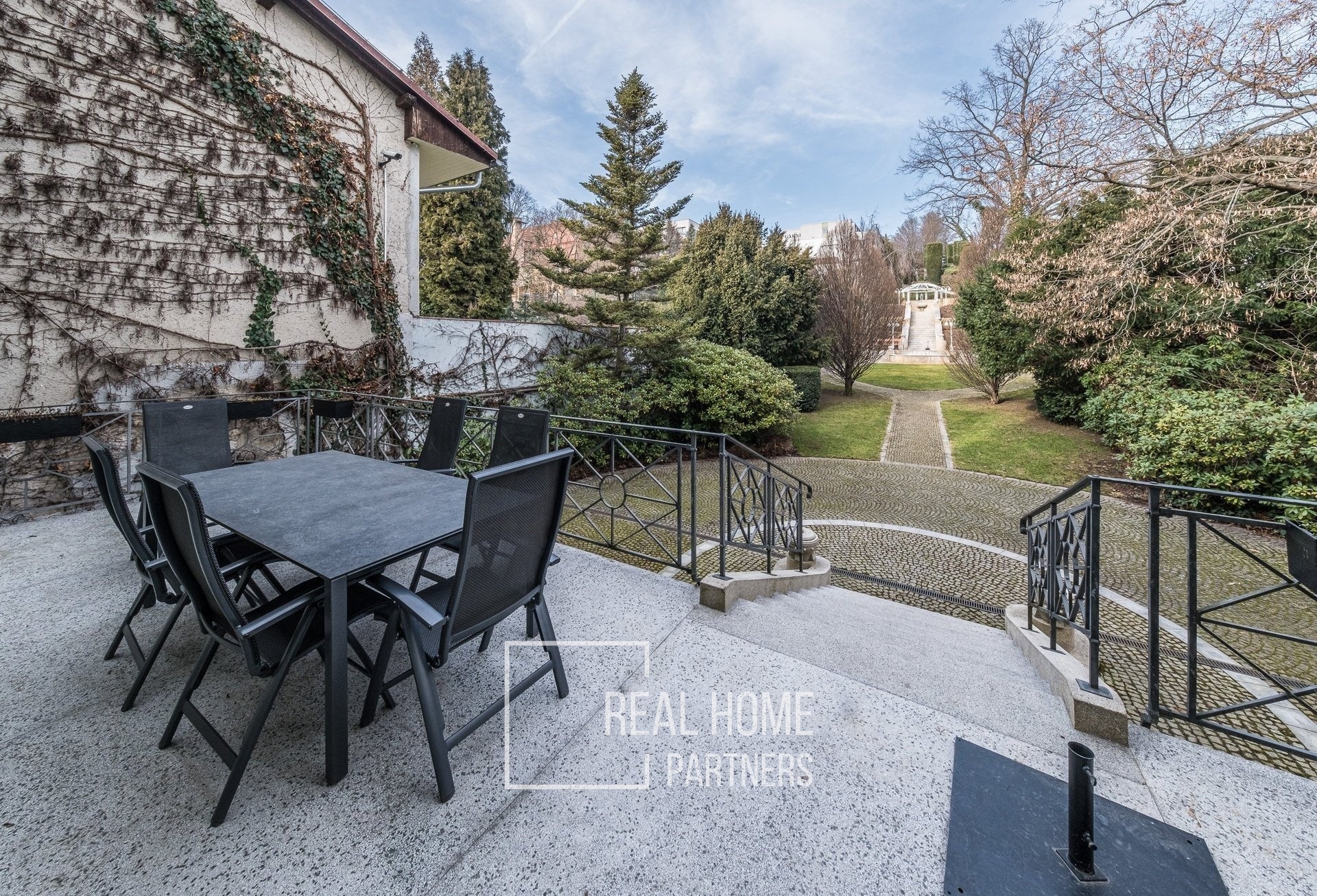 pronajem-reprezentativnich-kancelarskych-prostor-brno-pisarky-782-m2-terasa-139m2-zahrada-6449d4