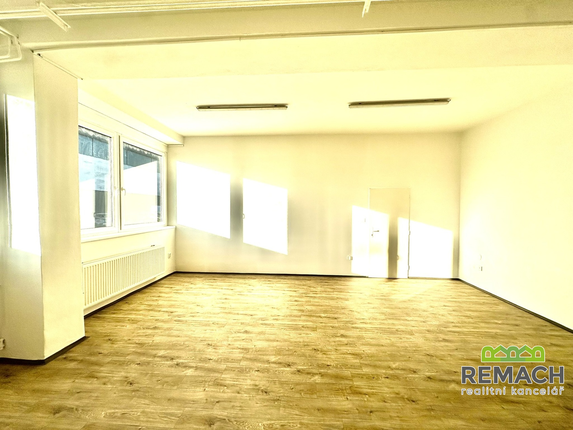 71D3E882-05FA-4032-AF1E-5E279D298A47_1_102_a