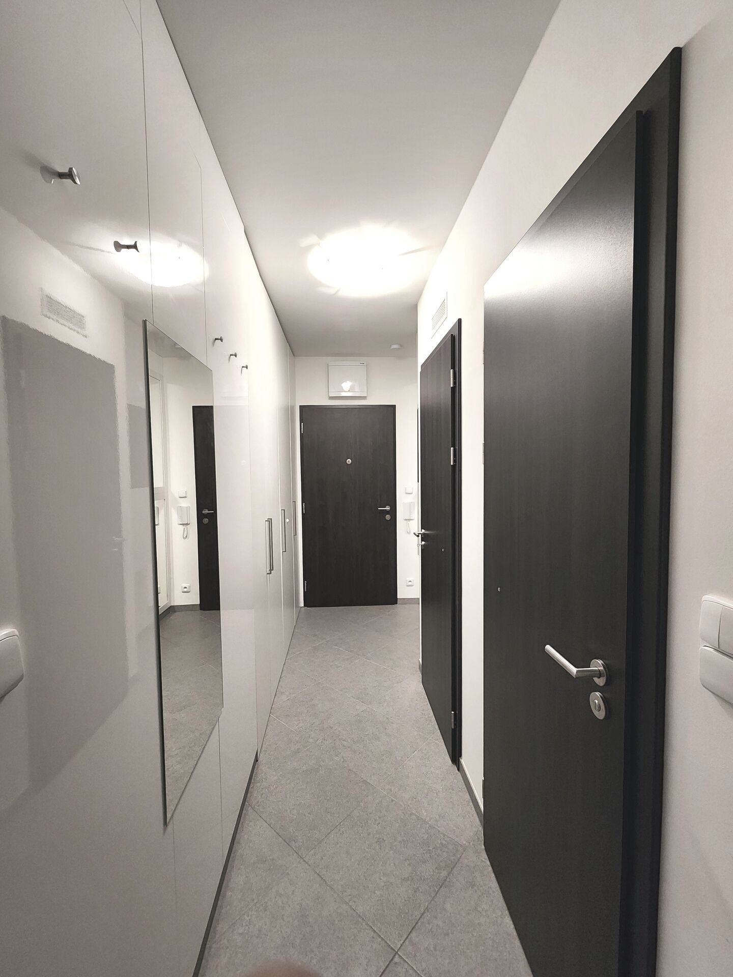 Předsíň bytu se zrcadlem a věšáky
