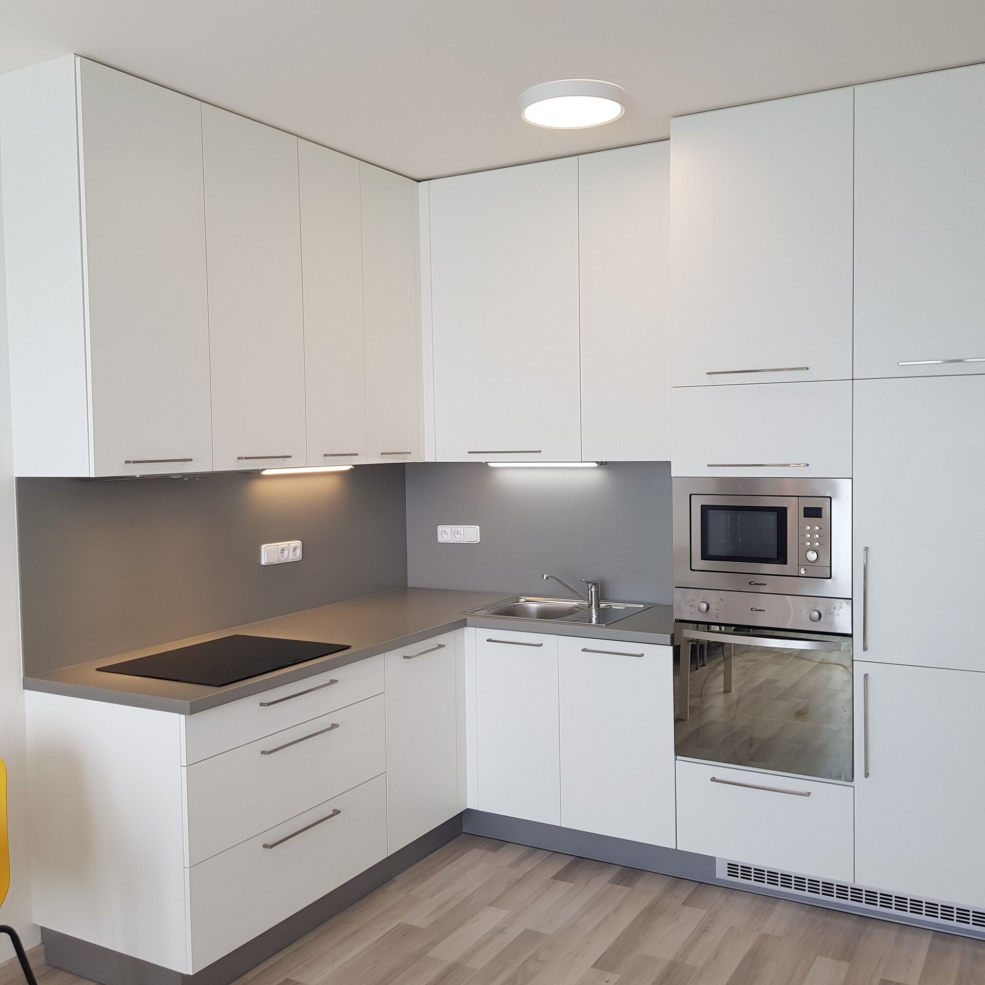 Kuchyňská linka s vestavěnou troubou, mikrovlnnou 