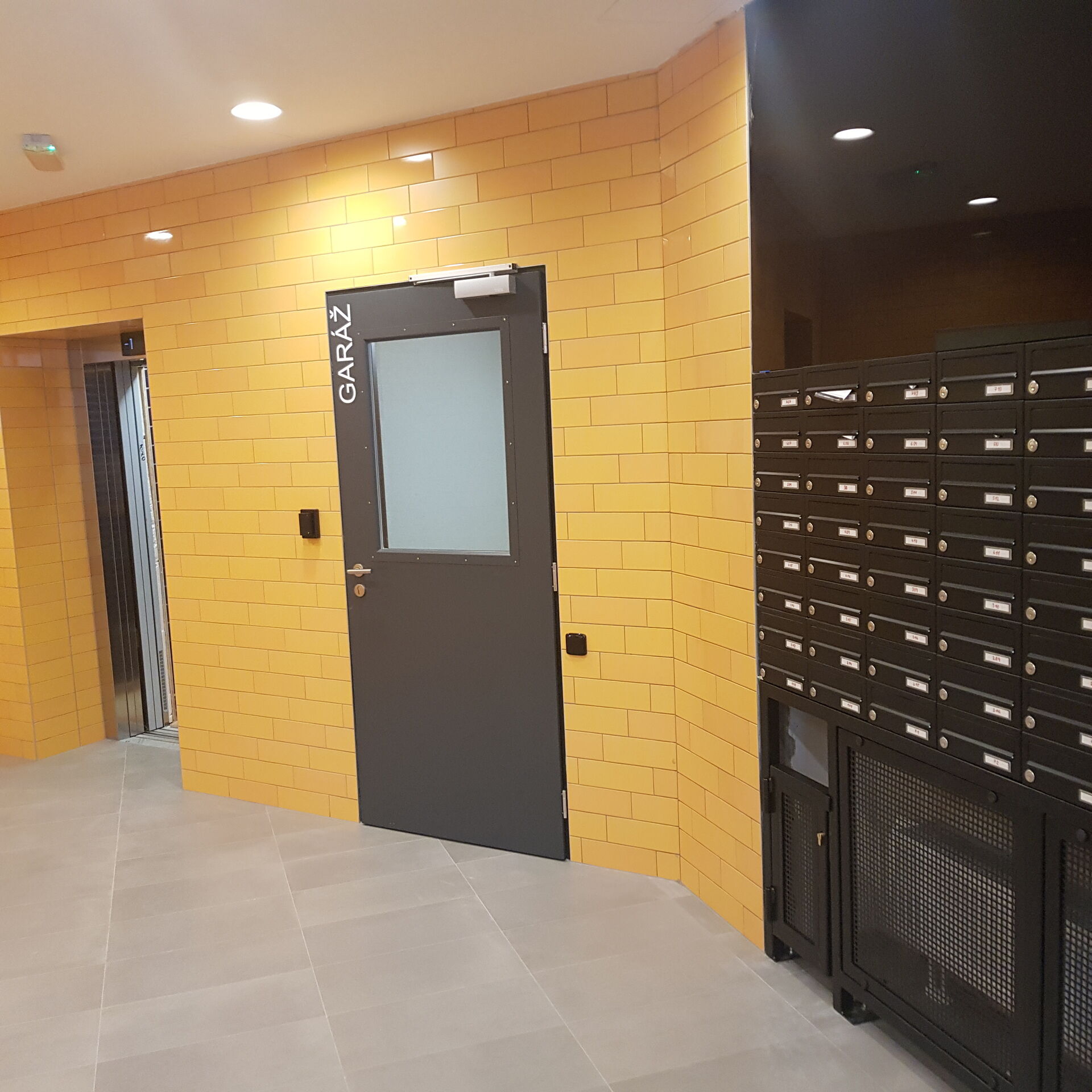 Vstupní prostory domu - schránky, výtah