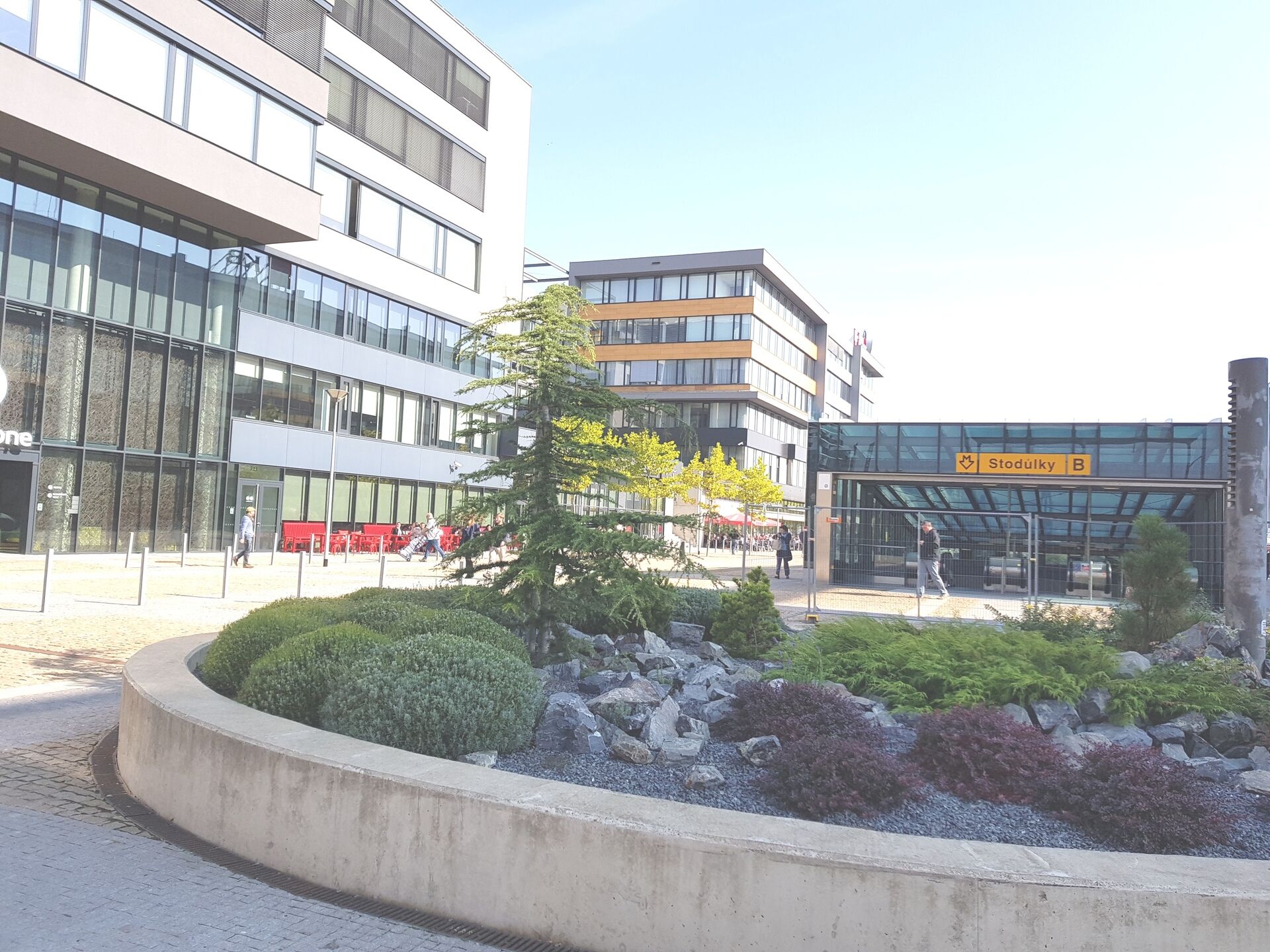 Stanice metra Stodůlky a obchody