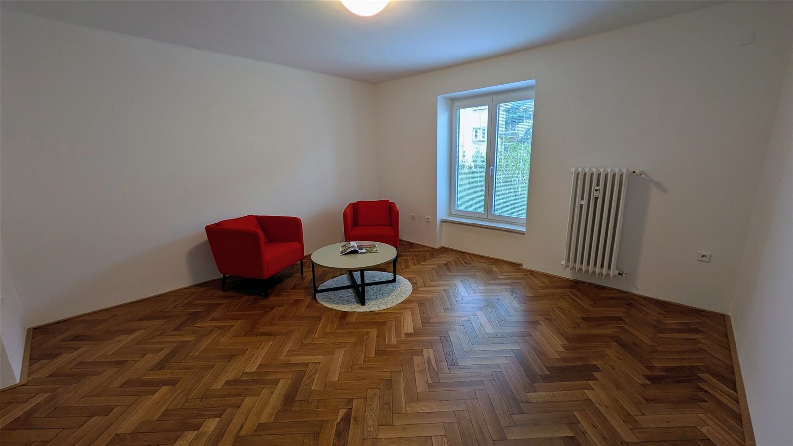 Světlý obývací pokoj s parketovou podlahou, velká 