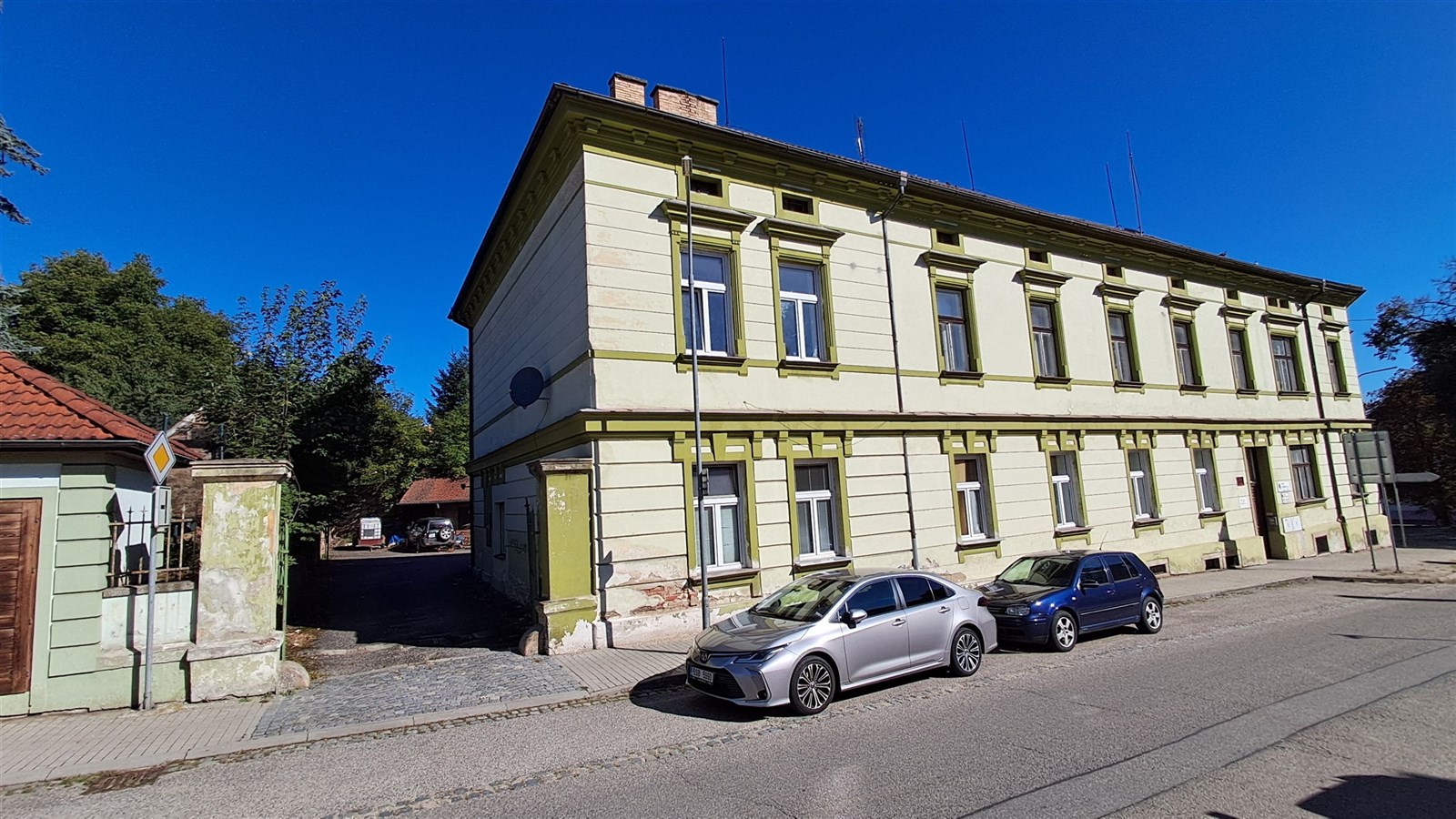 Vjezd do dvora k komerčním prostorům.