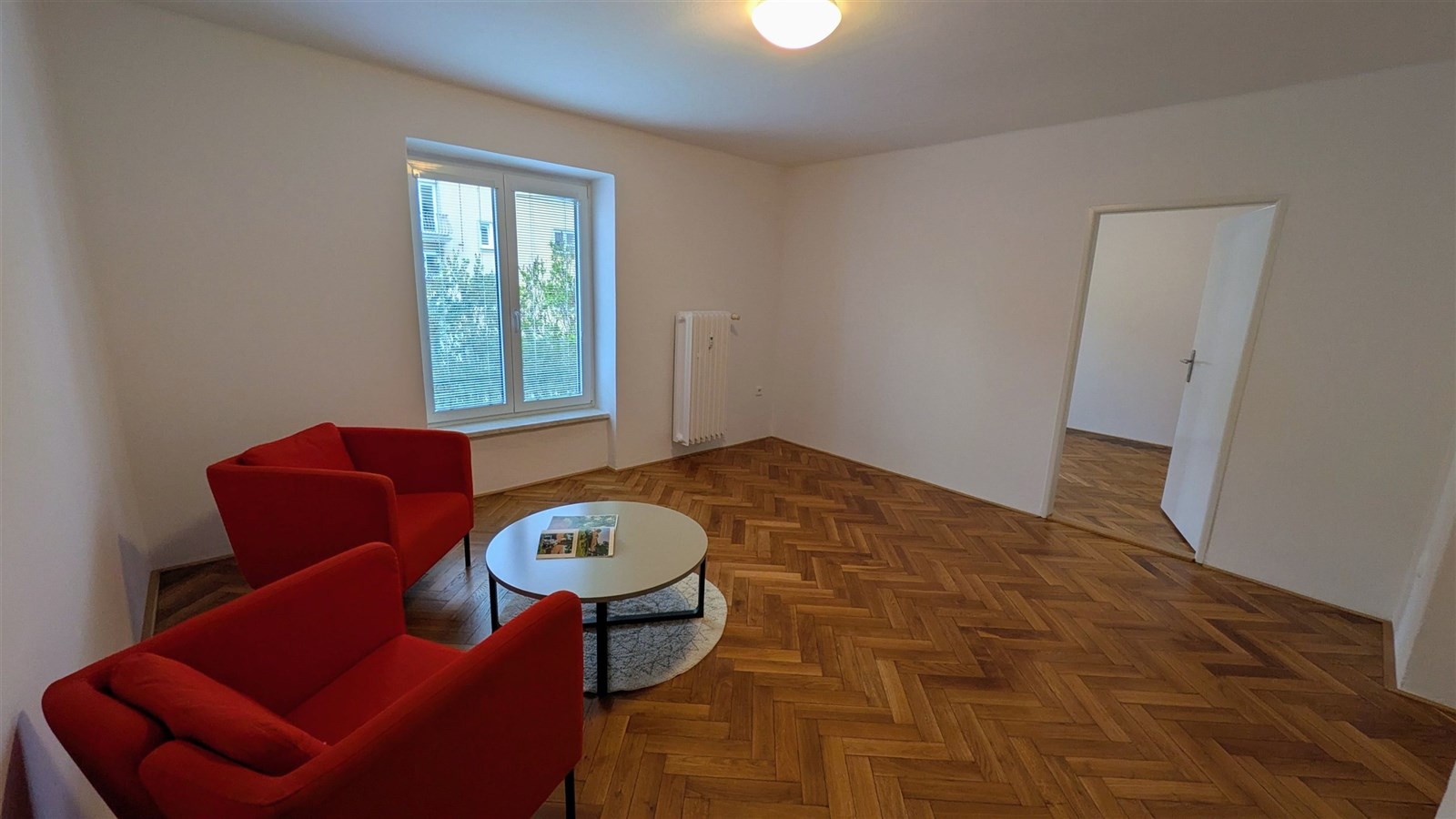 Světlý obývací pokoj s parketovou podlahou, velká 