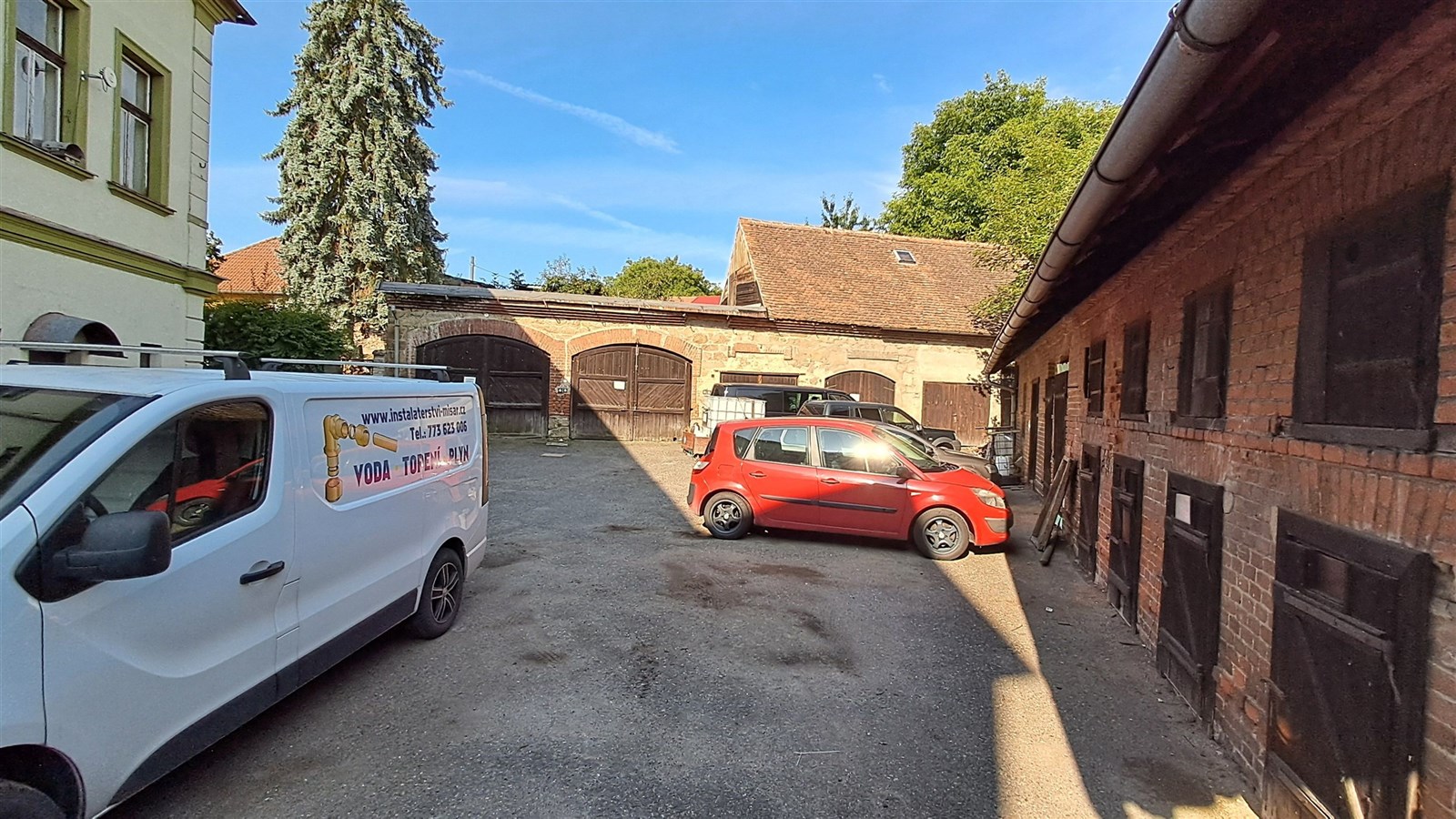 Prázdný dvůr s asfaltovým povrchem pro parkování, 