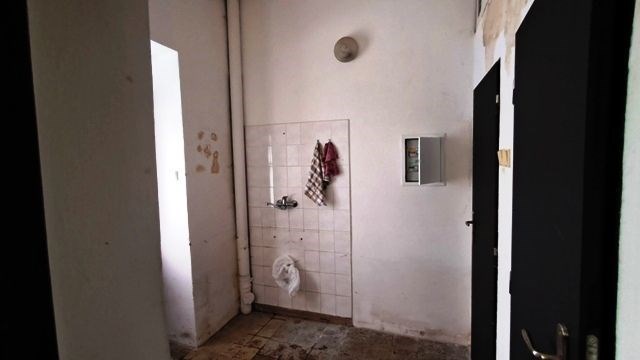 Vstupní chodba s dlažbou.