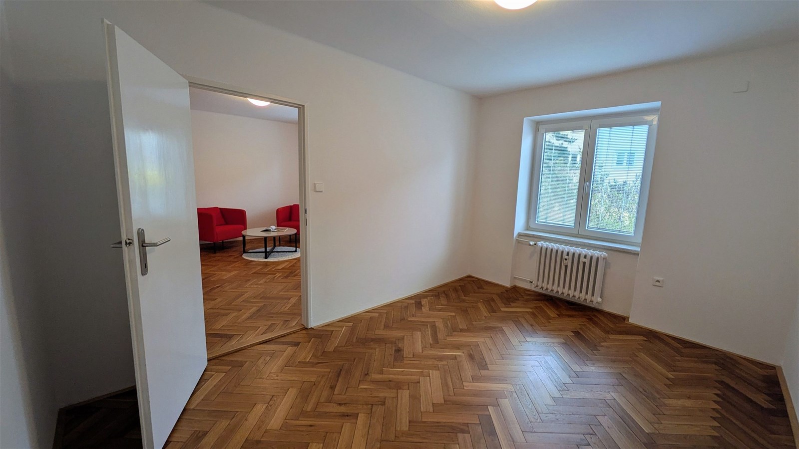 Světlý pokoj s parketovou podlahou, moderní styl, 