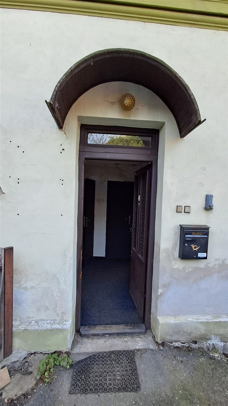 Samostatný vchod do komerčních prostor.