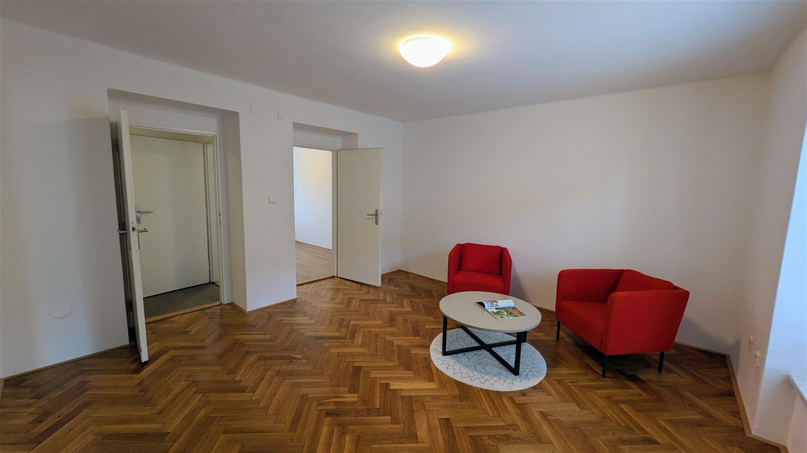 Světlý obývací pokoj s parketovou podlahou, modern