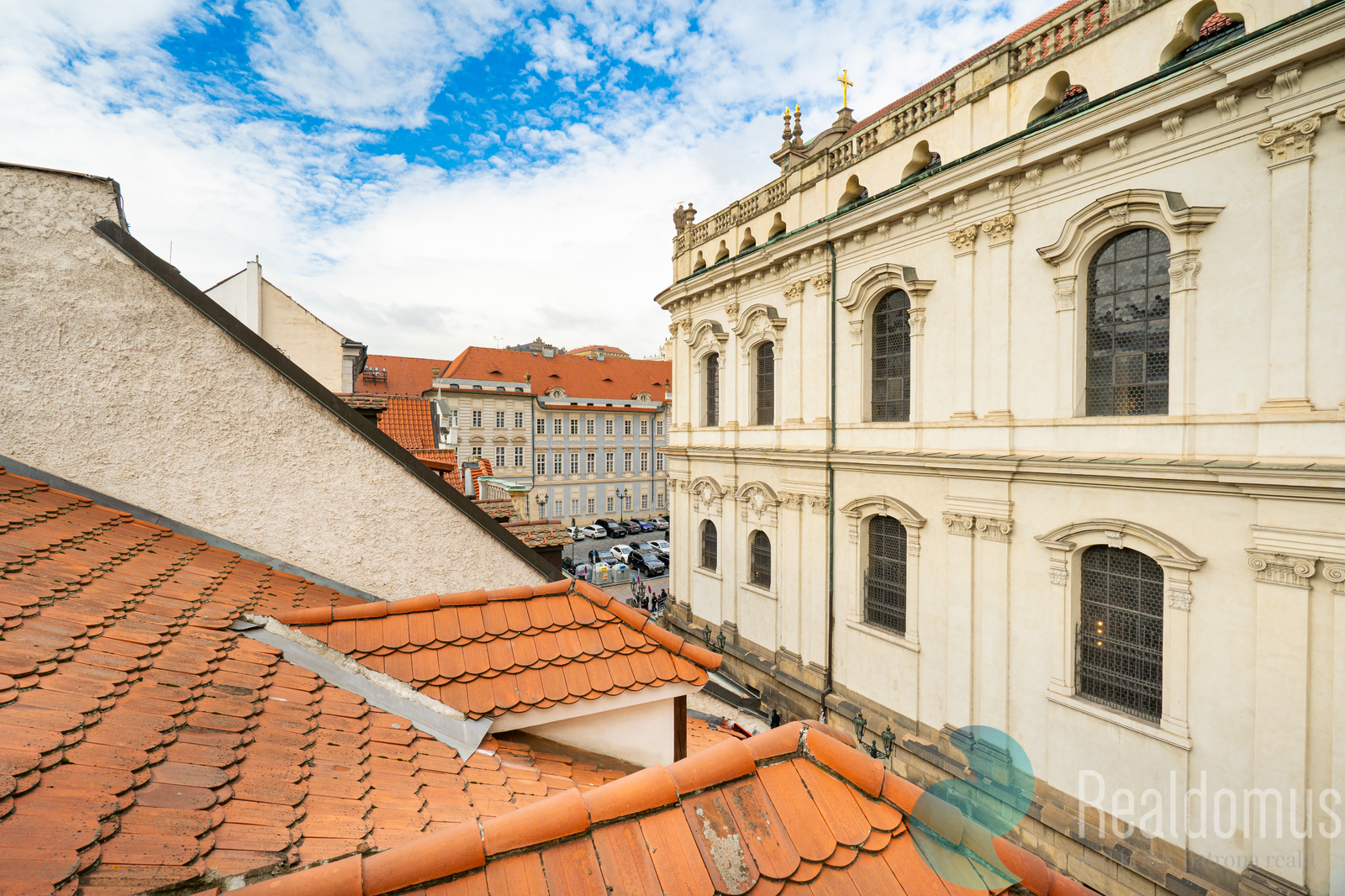 Pohled do ulice s výhledem na chrám Sv. Mikuláše