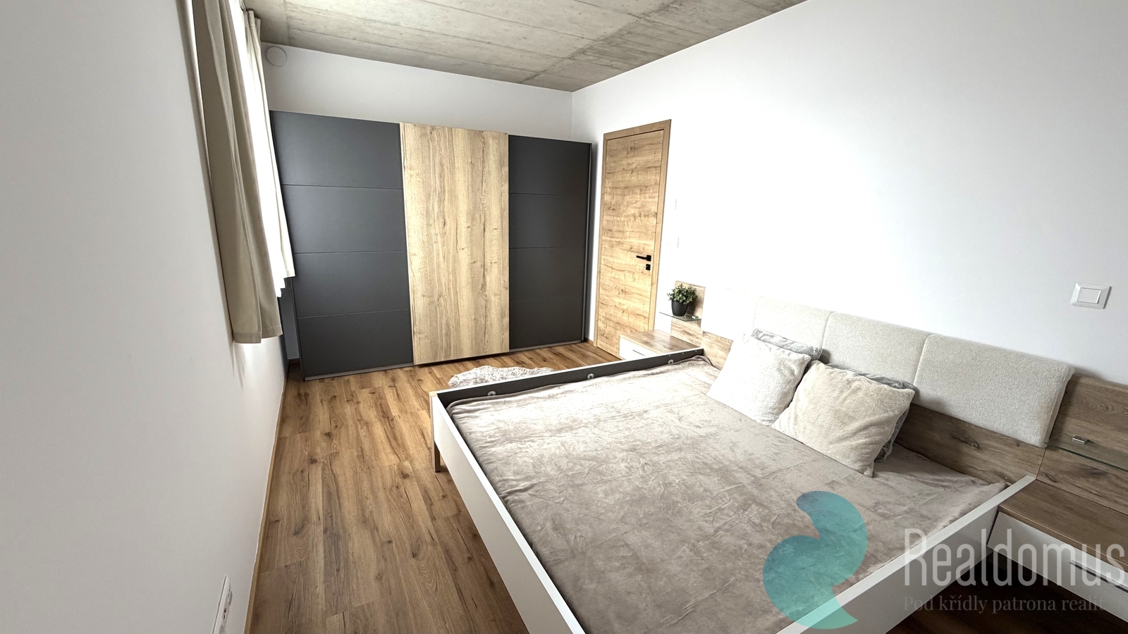 ložnice s úložnou skříni