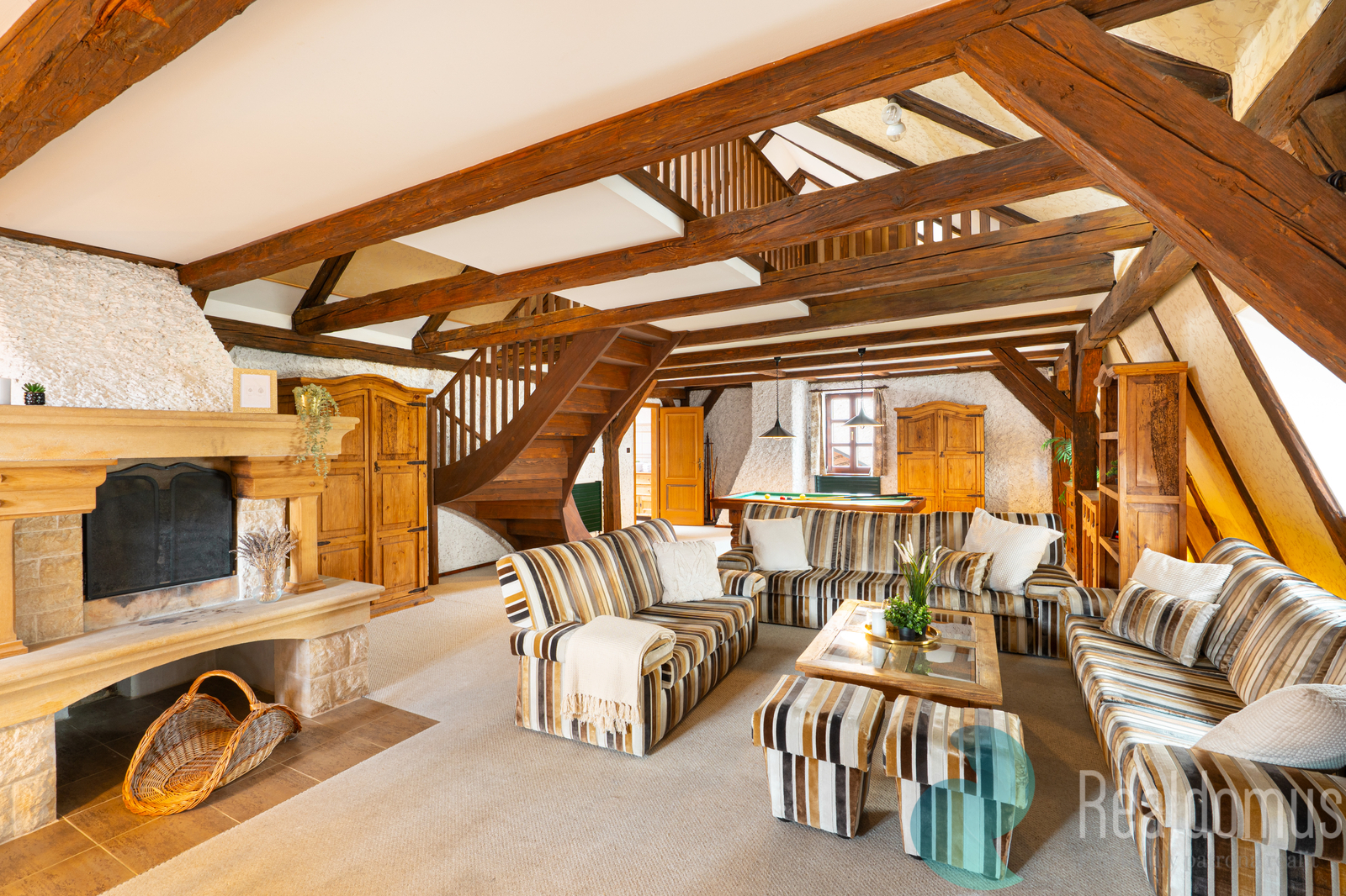 Společenská část