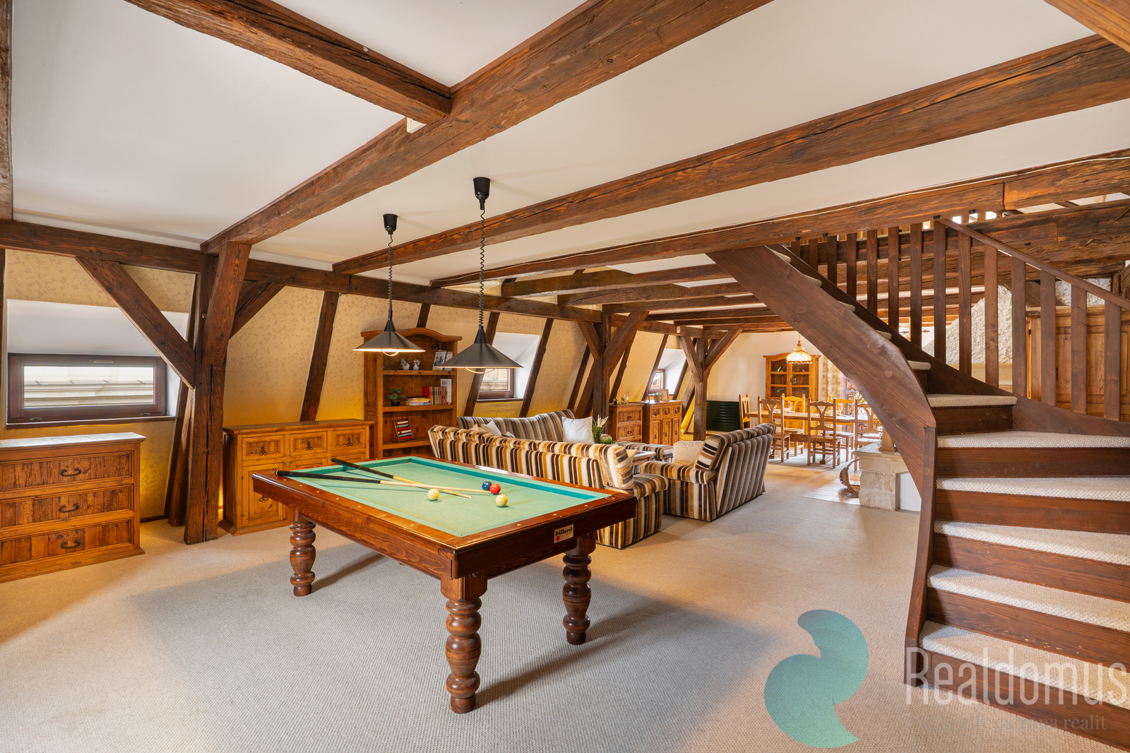 Společenská část