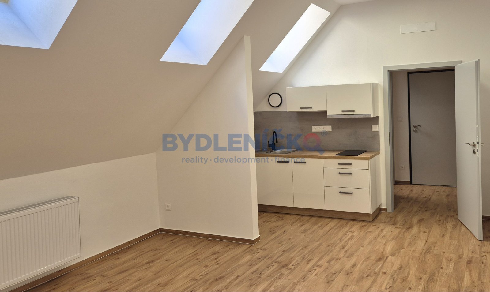 Pronájem kanceláře/ateliéru 38m2 s kuch. koutem a 