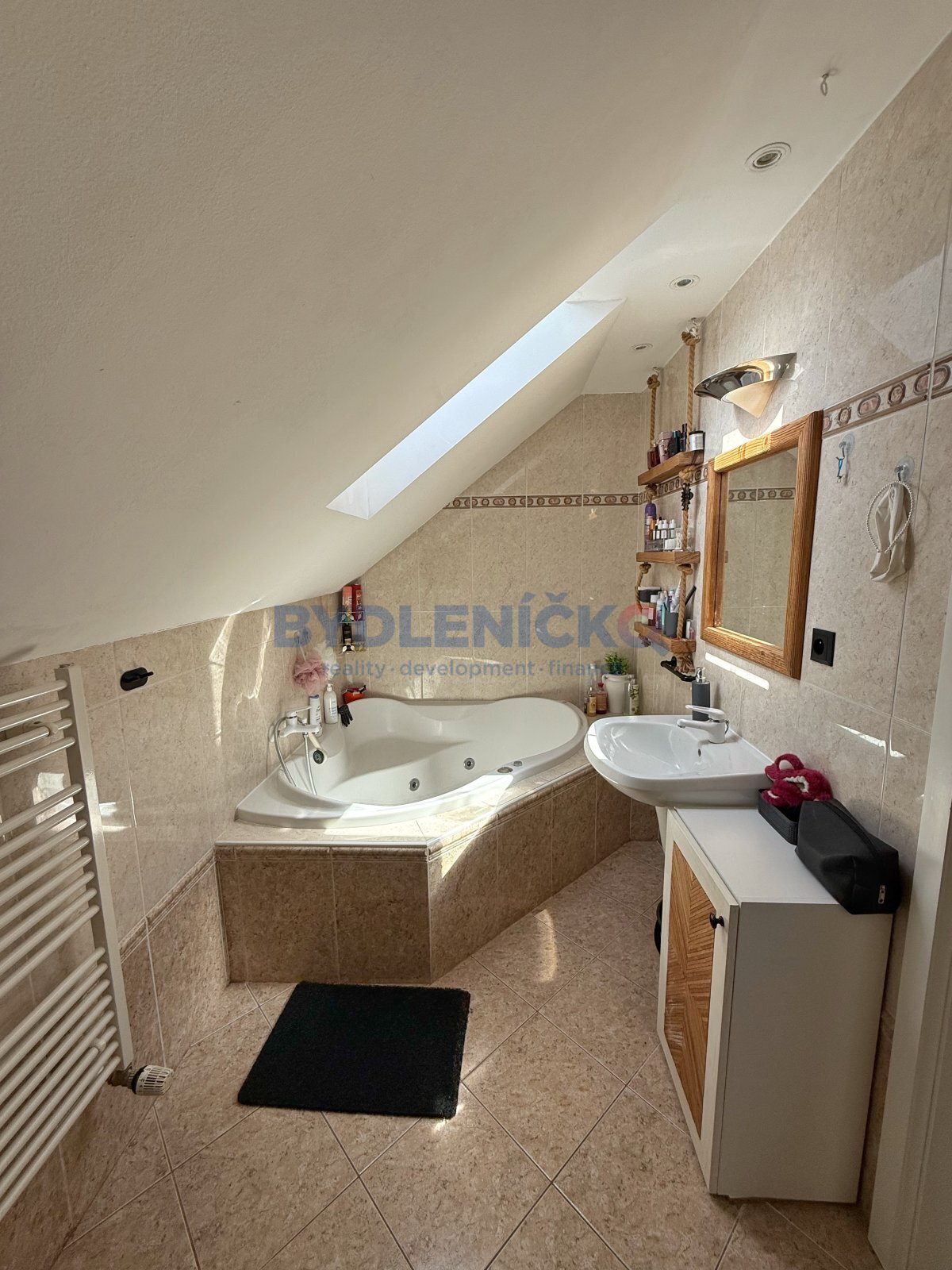 Pronájem podkrovního bytu 2+kk, 44 m2, po rekonstrukci, ulice Holečkova, České Budějovice